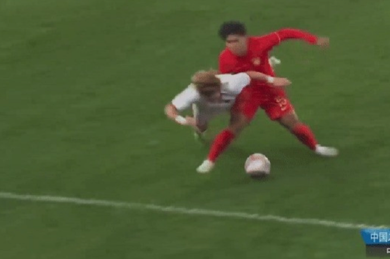 sao-u22-trung-quoc-nhan-trai-dang-sau-khi-choi-xau-cau-thu